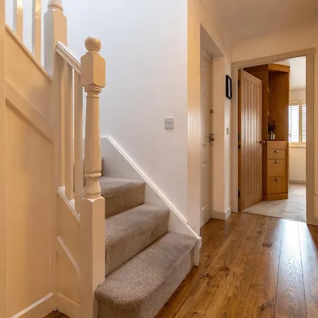 Luxury Centre With Private Parking *