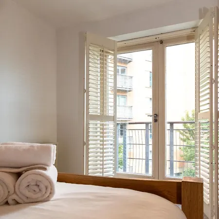 Luxury Centre With Private Parking *